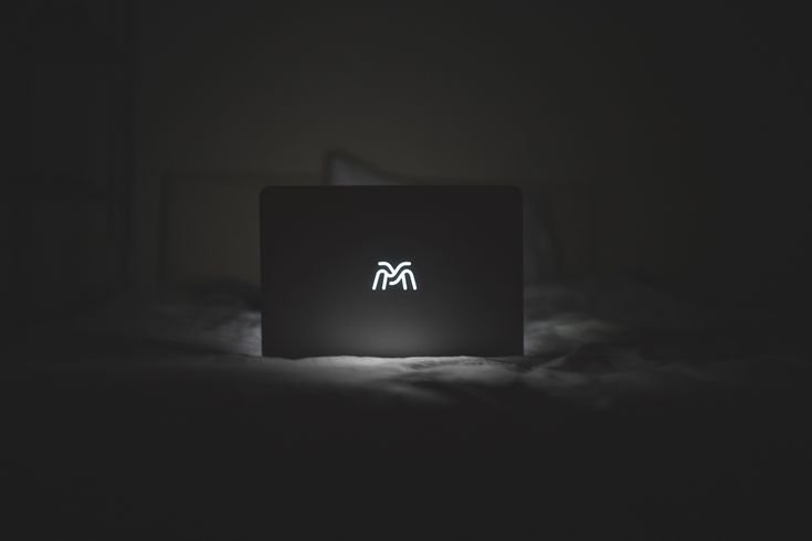 Ноутбук в темноте