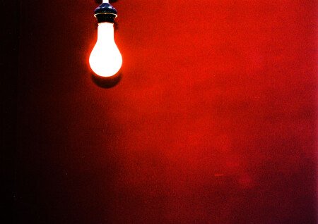 Красная лампочка свет