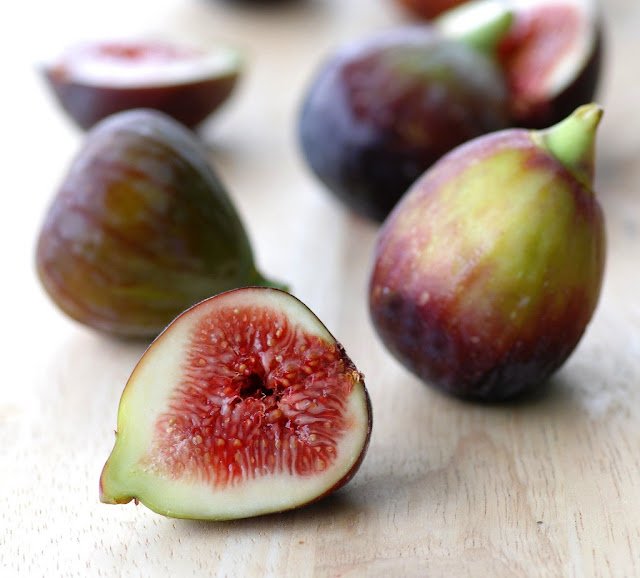 Инжир на тарелке