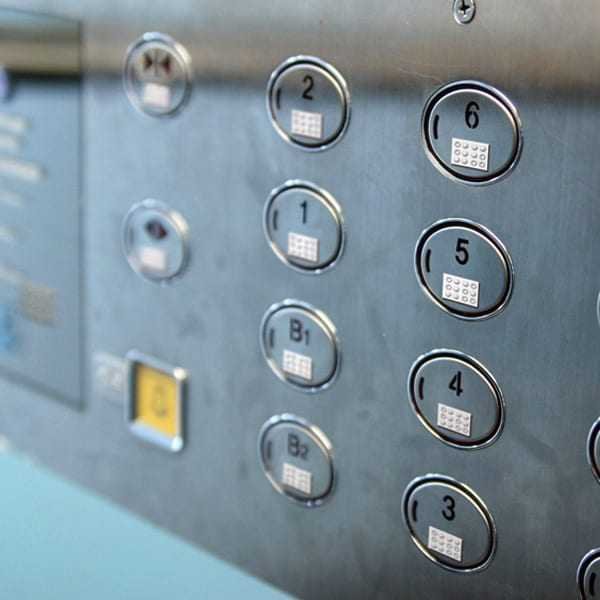 Кнопки лифт шрифт Брайля