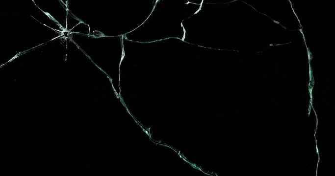 Трещины на черном фоне