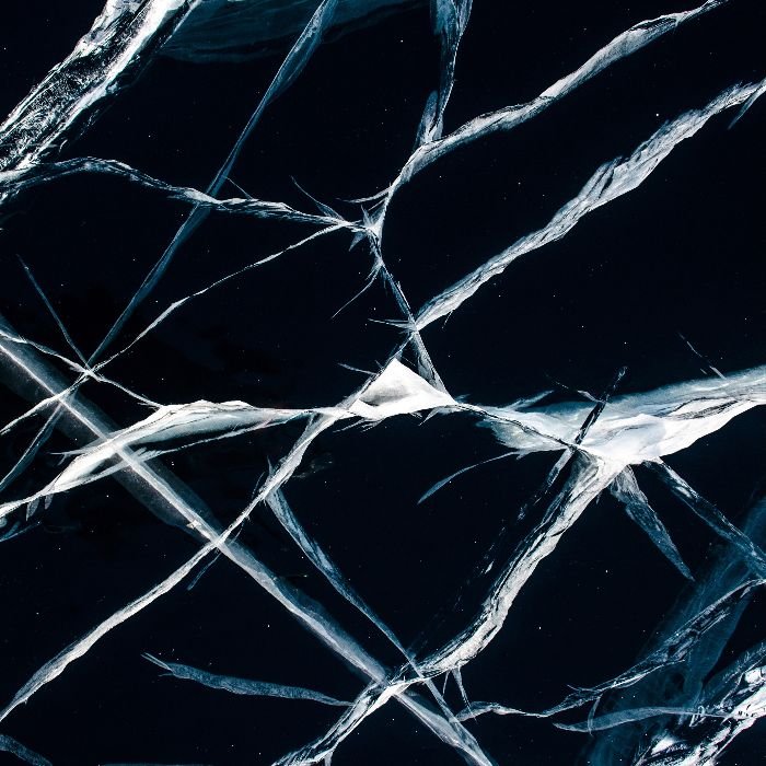 Трещины на льду