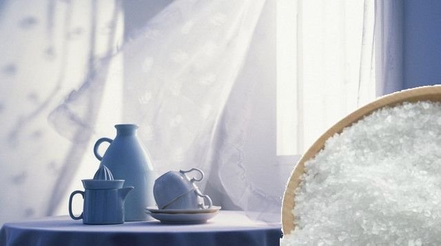 Натюрморт с занавеской