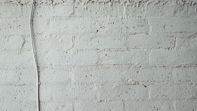 Белая стена