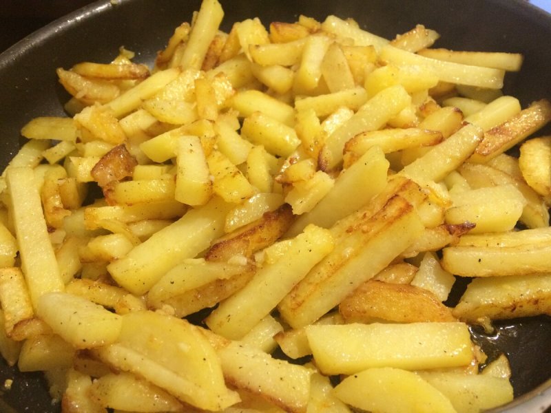 Жареная картошка на сковороде