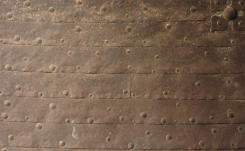 Лист металла с заклепками