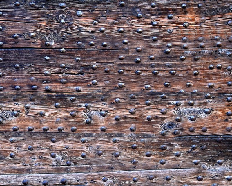 Имитация заклепок на дереве