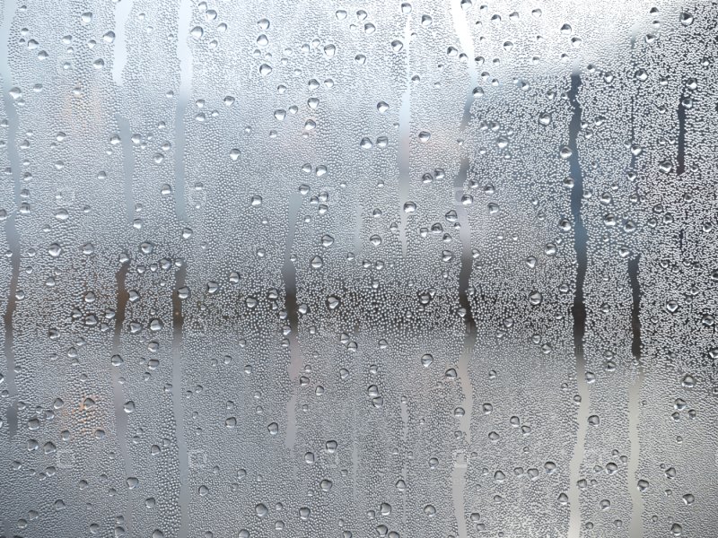 Капли на стекле