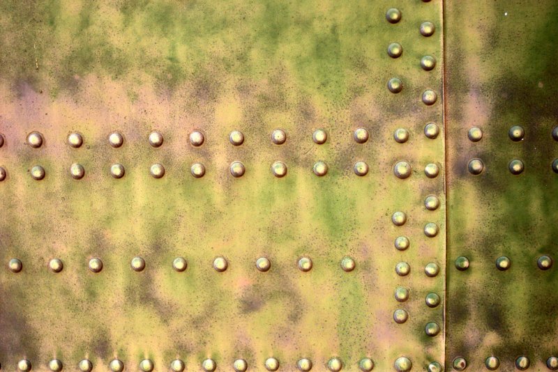 Металл с заклепками