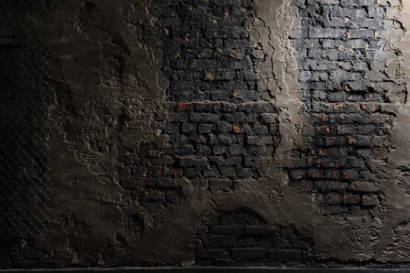 Обшарпанная кирпичная стена