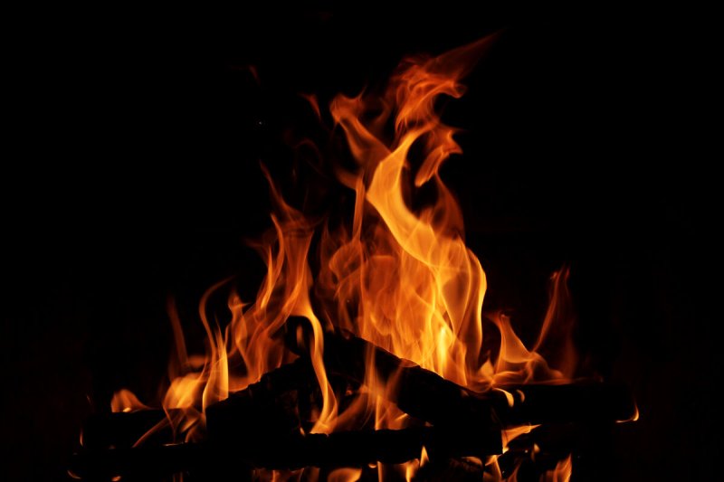 Огонь на темном фоне