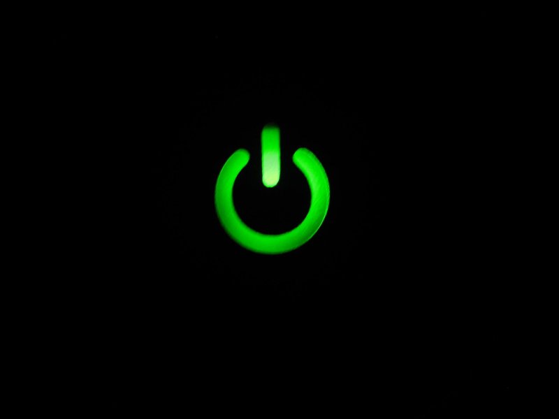 Кнопка включения на черном фоне