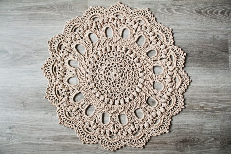 Вязаный ковер бежевый