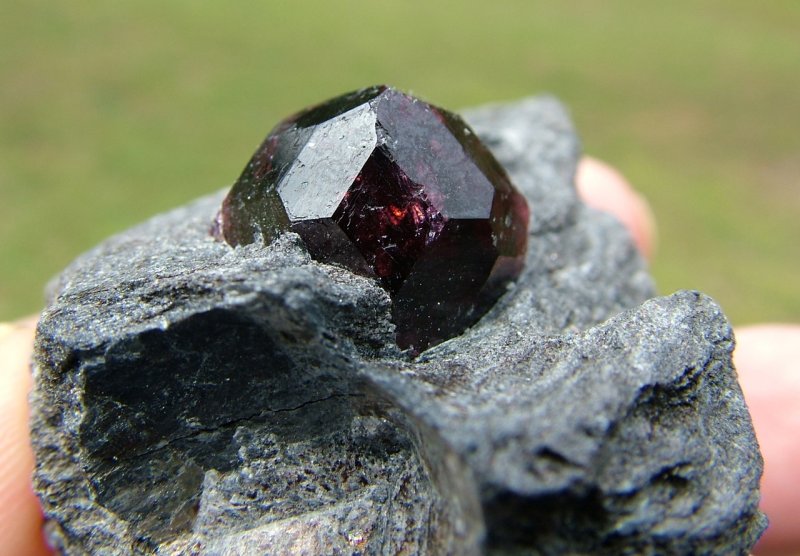 Гранат пироп