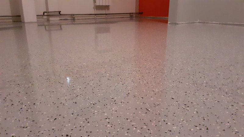 Бетонный пол с мраморной крошкой