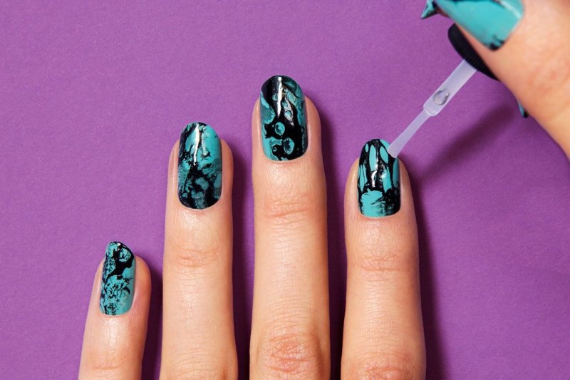 Маникюр с разводами