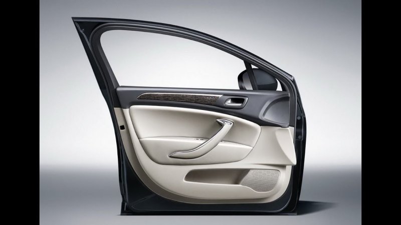 Дверь автомобиля