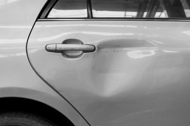 Вмятина на машине