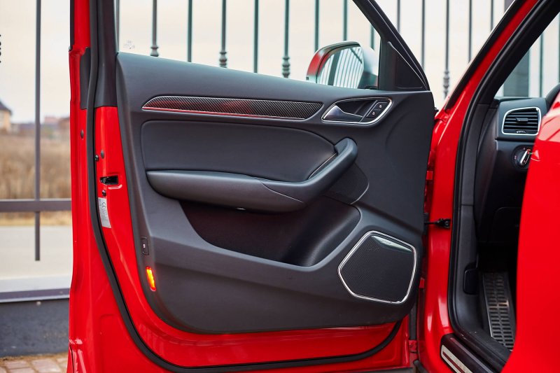 Дверь автомобиля