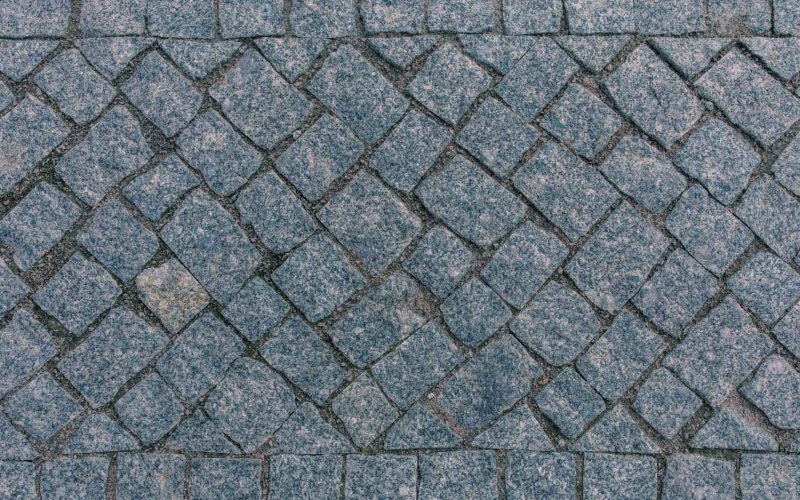 Колотая гранитная брусчатка красная