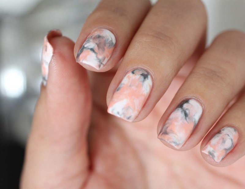 Мрамор на ногтях