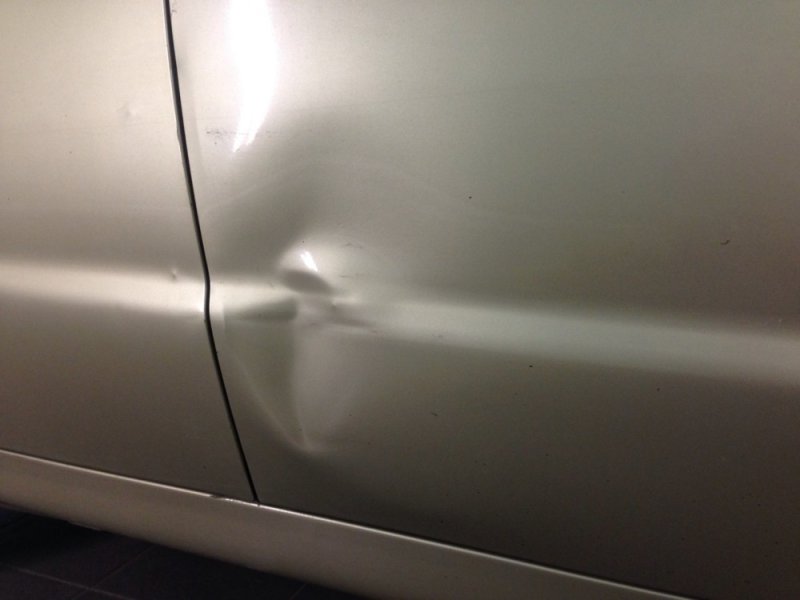 Вмятина на двери авто