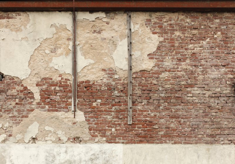 Кирпичная стена со штукатуркой