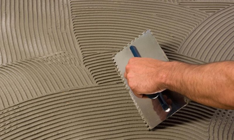 Нанесение клея на плитку