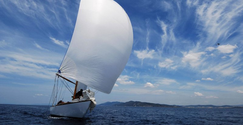 Корабль с одним парусом