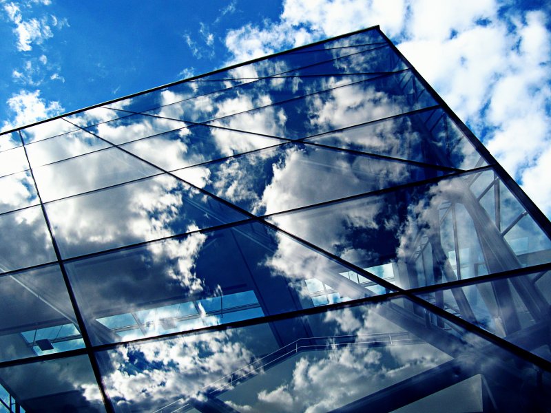 Отражение неба в стекле