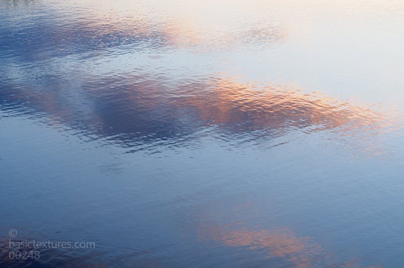 Зеркальная гладь воды