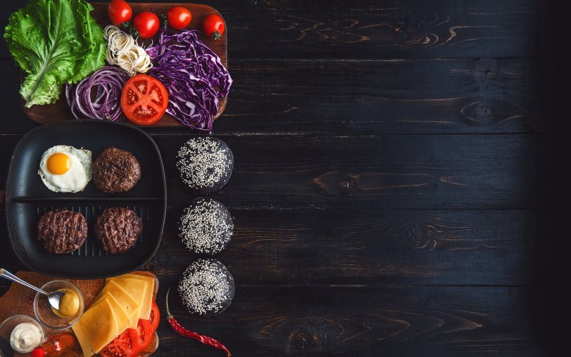 Еда на деревянном фоне