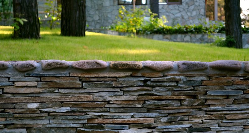 Стена камень плитняк