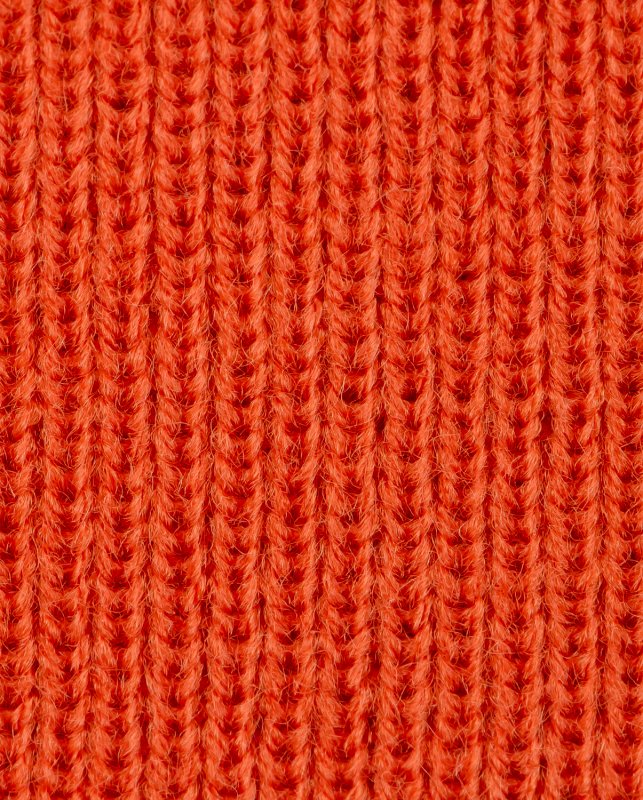 Красное вязаное полотно