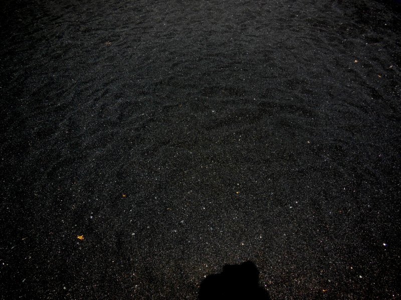 Темный песок