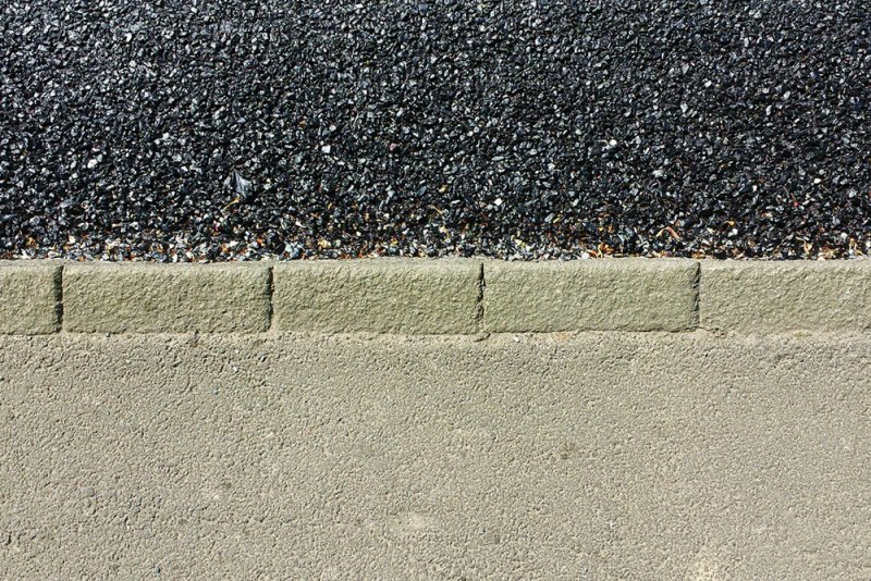 Асфальт с бордюром