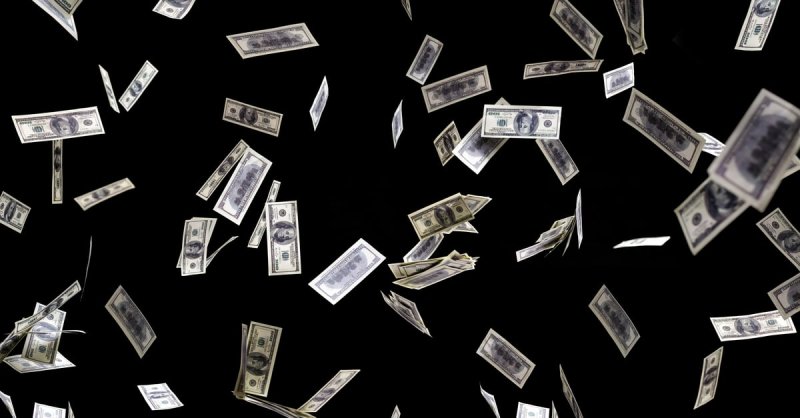 Деньги на черном фоне