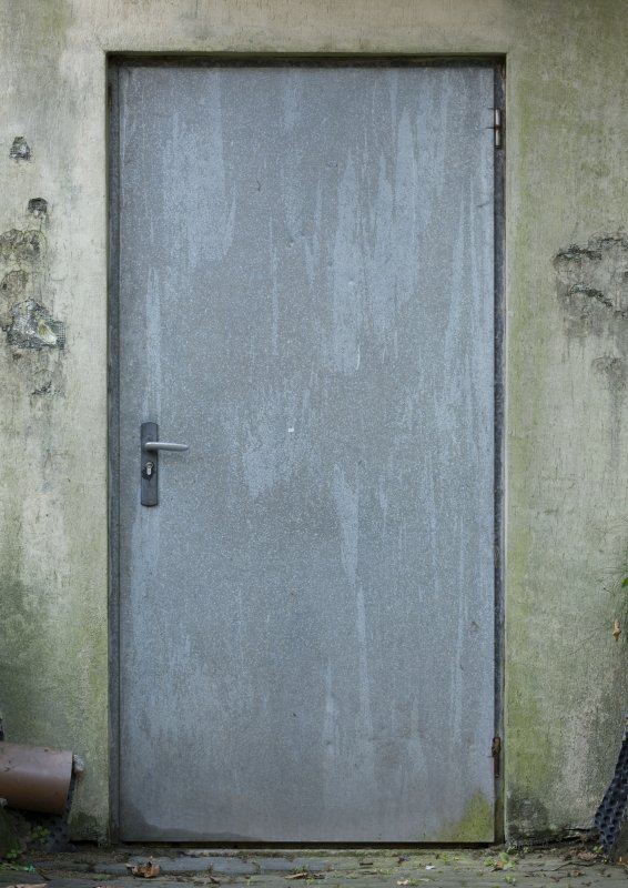 Старая металлическая дверь