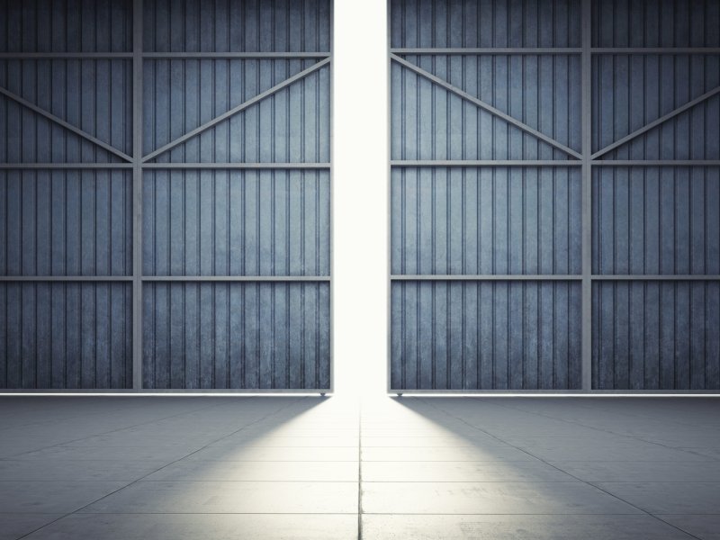 Дверь в ангар