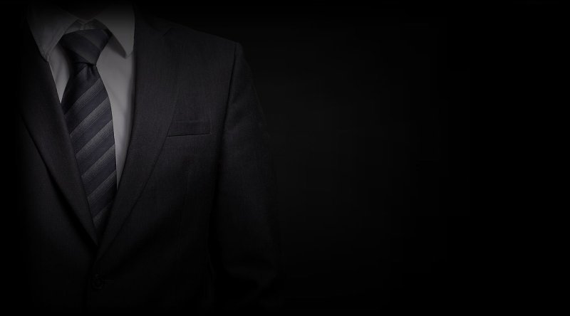 Мужчина в костюме в темноте