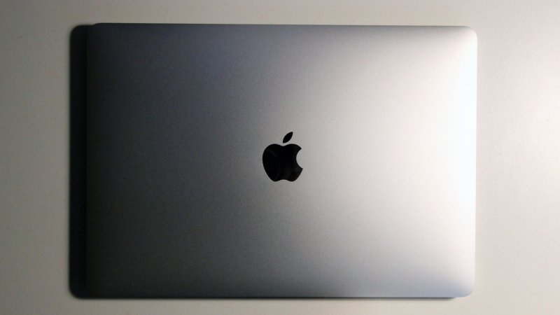 Черный макбук 2022