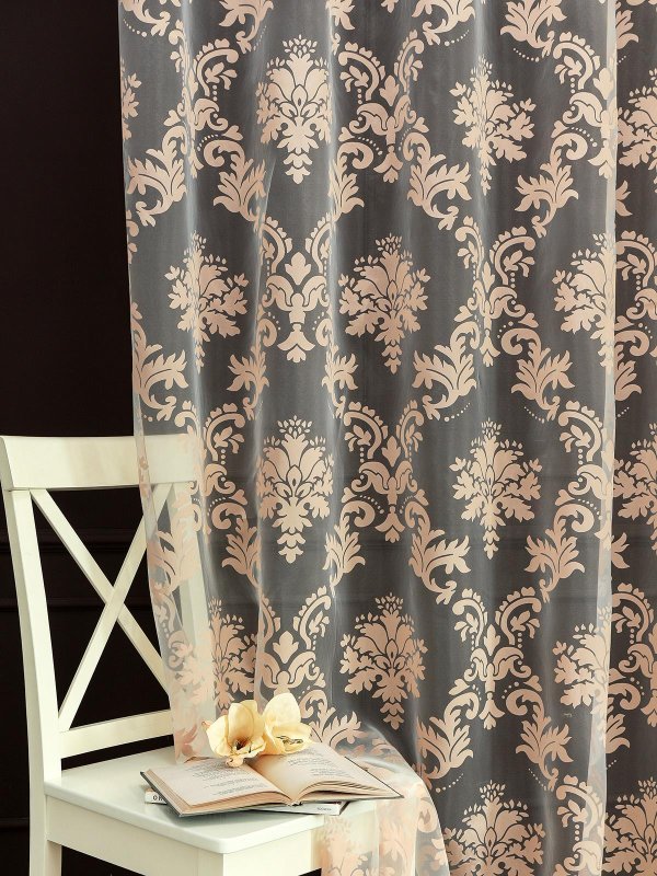 Тюль с коронами в интерьере