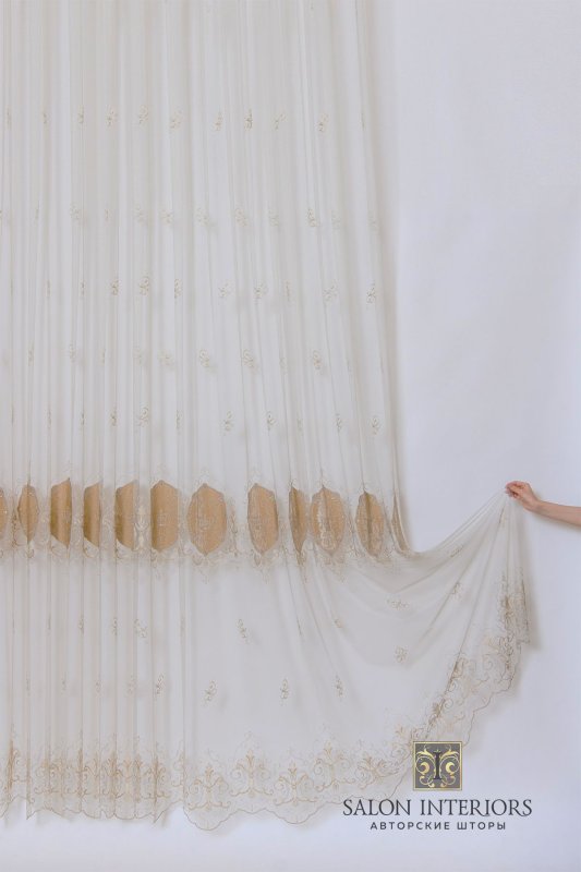 Тюль с коронами в интерьере
