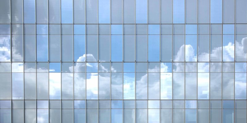 Стеклянный фасад здания