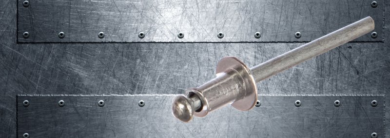 Металлический лист с клепками