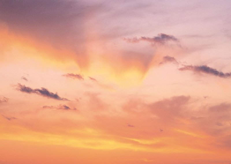 Желто розовое небо