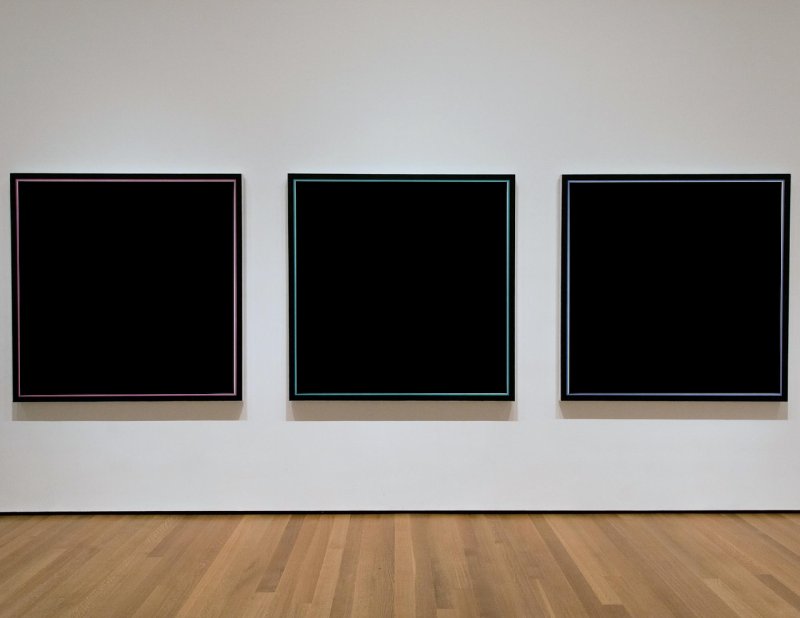 Пустые стены картинной галереи