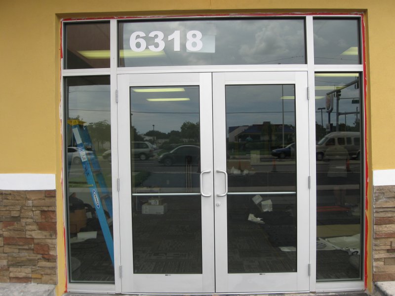 Дверь пластиковая со стеклом