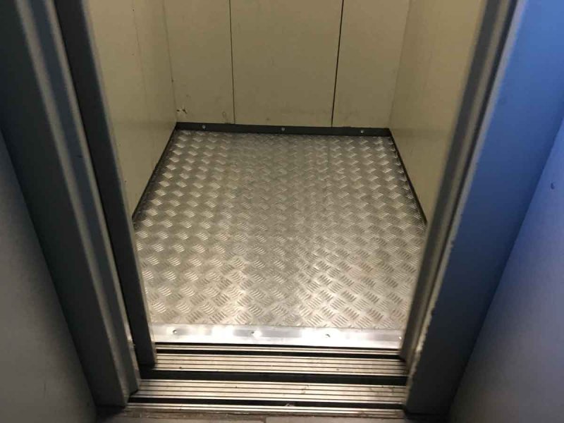 Металлический пол в лифте