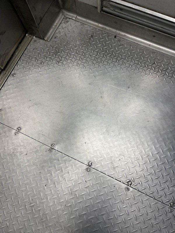 Металлический пол в лифте